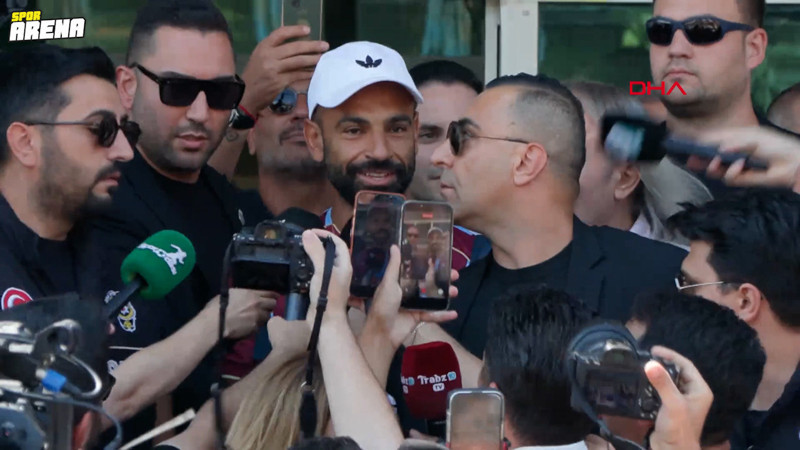 Trabzonspor'un yeni yıldızı Mohamed Salah, İstanbul'a geldi! Taraftarla buluşup üçlü çektirdi