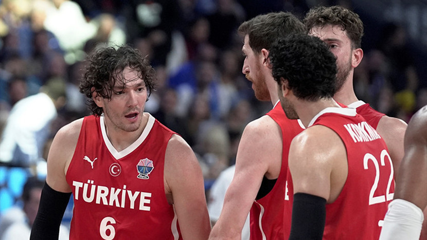 Milli takım oyuncuları saha içinde