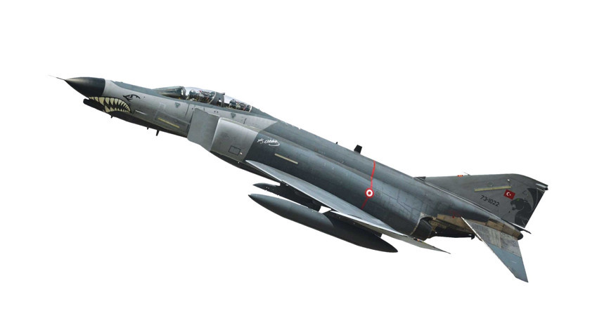 F-4 tankı otoparka düştü