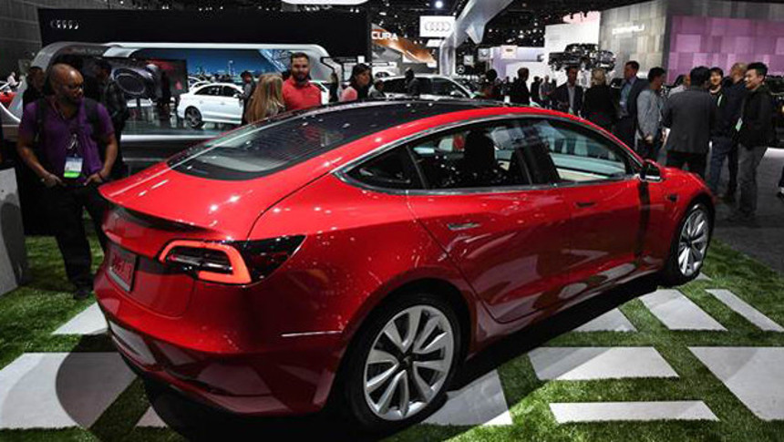 Çok konuşulacak fotoğraf... Mercedes yöneticileri Teslayı gizli gizli inceledi