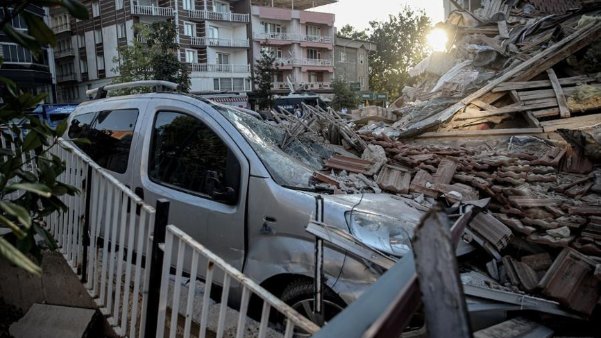 Balıkesirdeki 6.1lik depremin yarattığı hasar ajans fotoğraflarına böyle yansıdı
