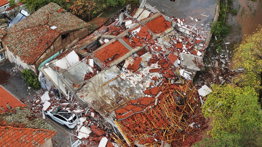 Balıkesir’in Sındırgı ilçesinde 6.1 büyüklüğünde deprem Enkaz alanları görüntülendi Balıkesir’in Sındırgı ilçesinde 6.1 büyüklüğünde deprem Enkaz alanları görüntülendi
