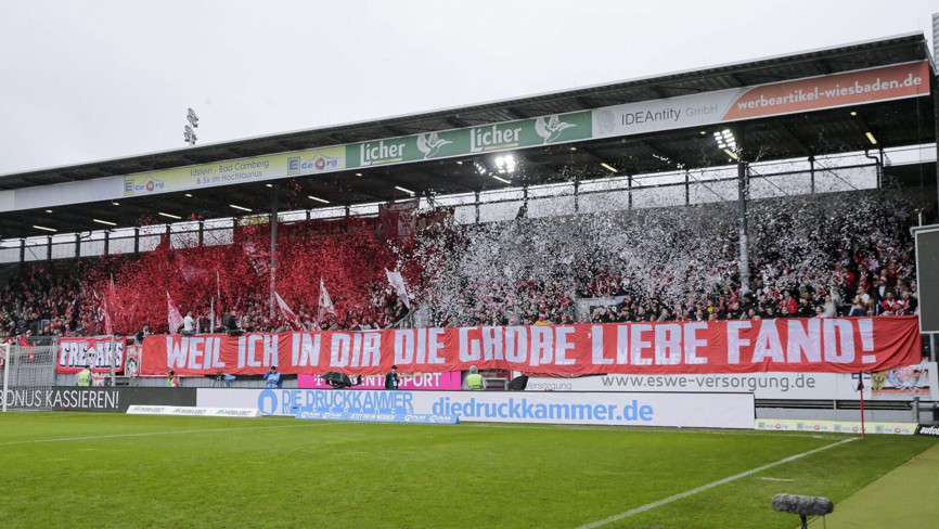 RWE tribününde Nazi selamı: Kulüpten sert yaptırım açıklaması
