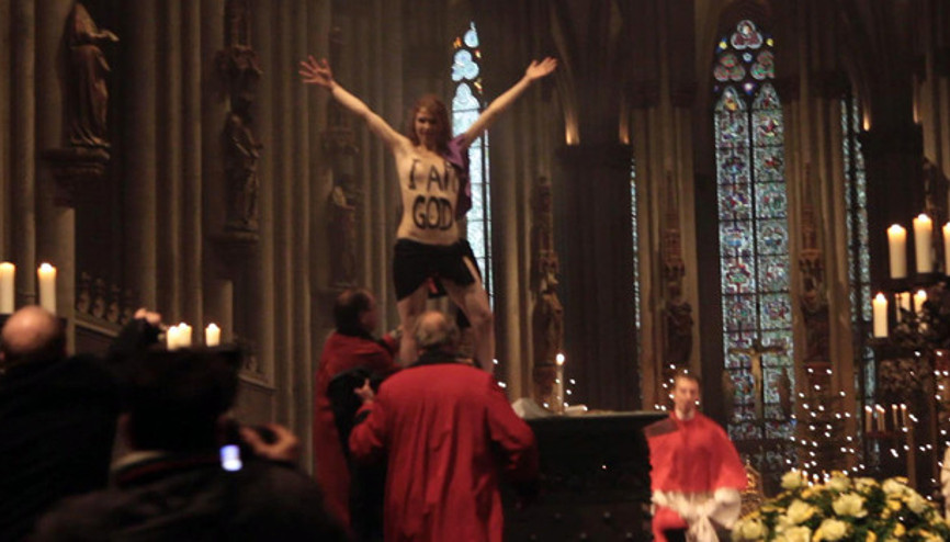 FEMEN Kölnde Noel ayinini bastı