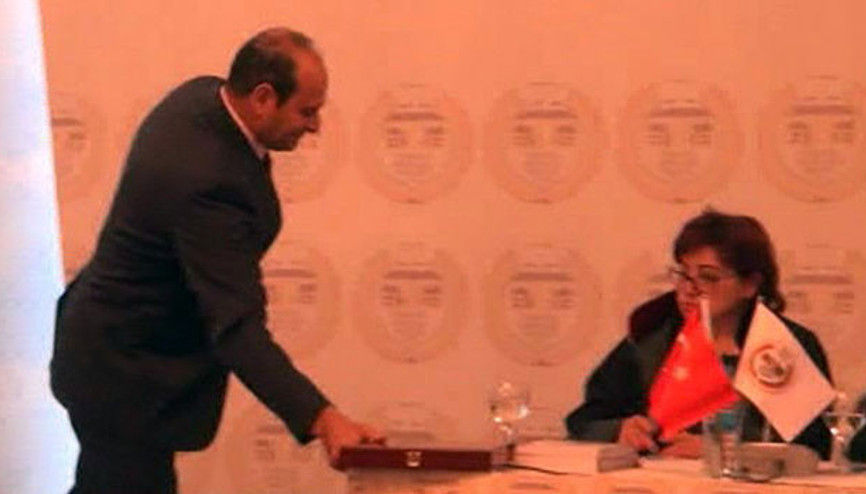 TBB Başkanı Metin Feyzioğlu’na plaket protestosu