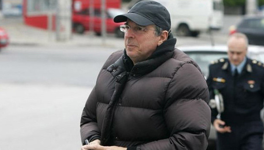 Başbakan, eski bakanı gözaltına alan polisi tebrik etti
