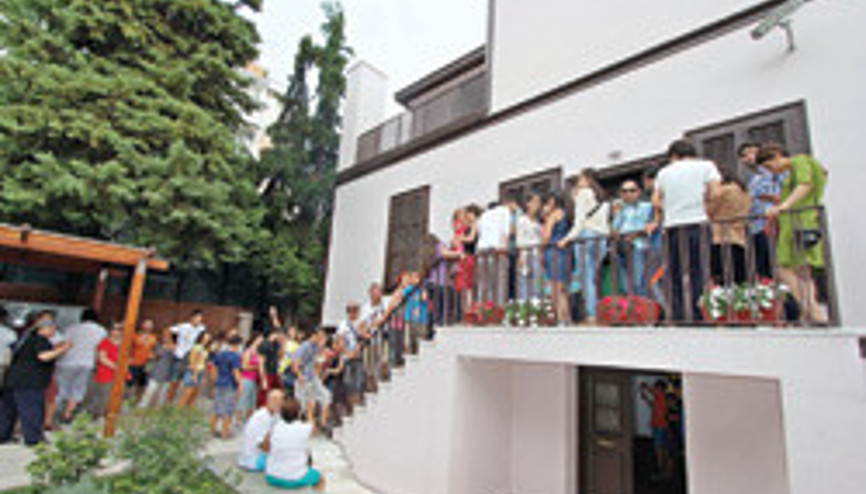 Saatlerce kuyrukta beklediler