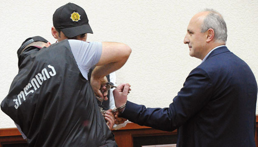İktidardan düşen hapsi boyluyor