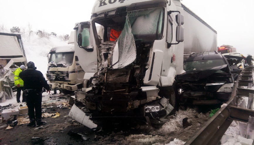 İstanbulda zincirleme kazalar, TEM Otoyolu kapandı: 1 ölü
