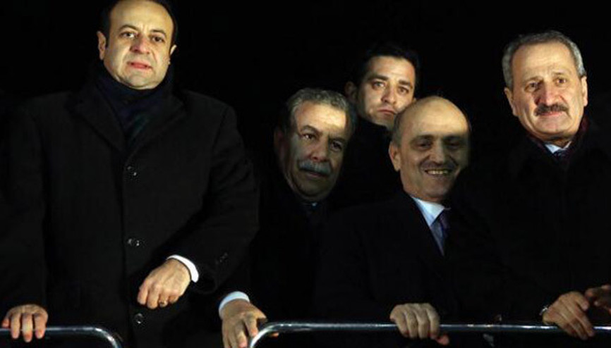 Üç bakan istifa etti