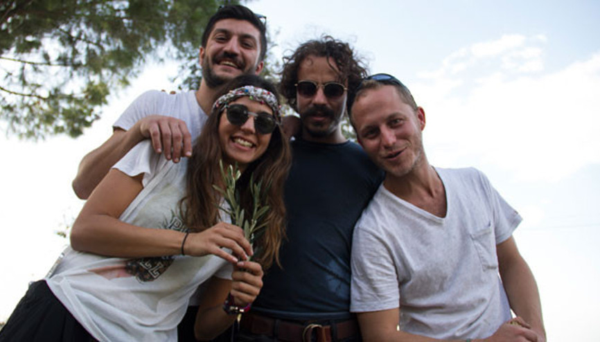 İşi gücü bıraktılar, zeytinin peşine düştüler İşi gücü bıraktılar, zeytinin peşine düştüler