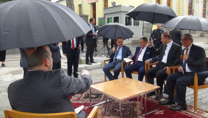 Canlı yayında ıslandılar