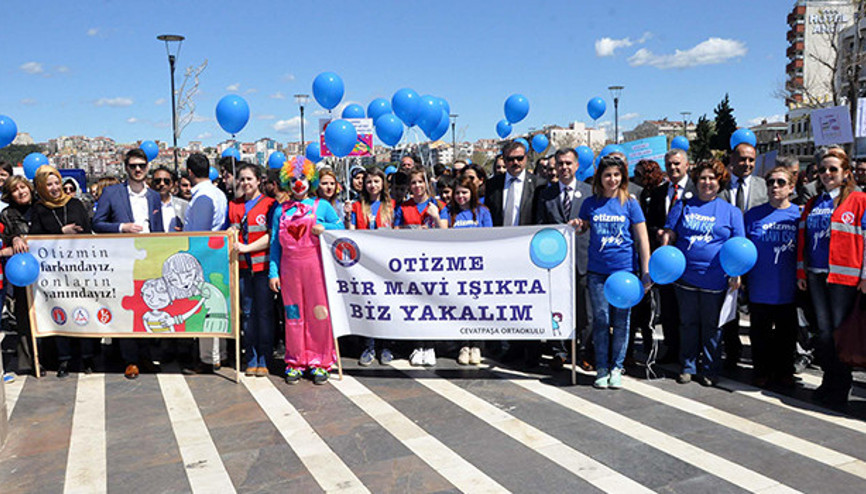 Otizmli gençler mavi balonlarla yürüdü