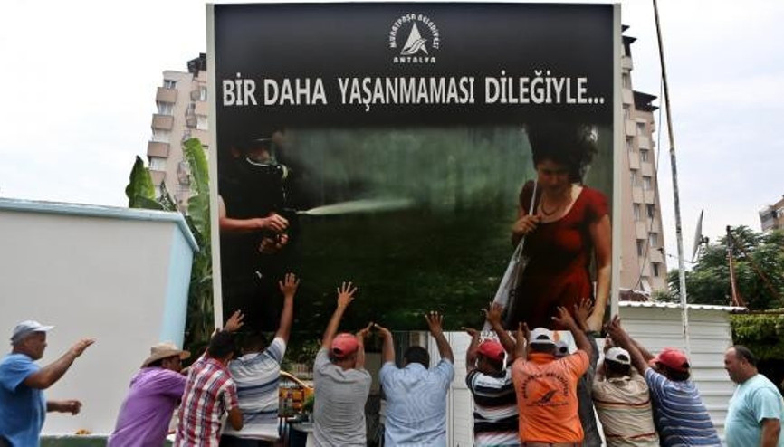 ’Kırmızılı kadın’ şimdi levhada ’Kırmızılı kadın’ şimdi levhada