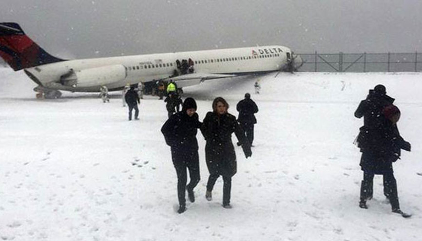 Bu defa New York’ta bir yolcu uçağı pistten çıktı