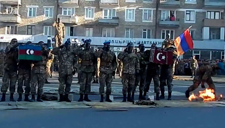 Ermenistan askerleri gösteride Türk ve Azeri bayraklı tuğlaları kırdı