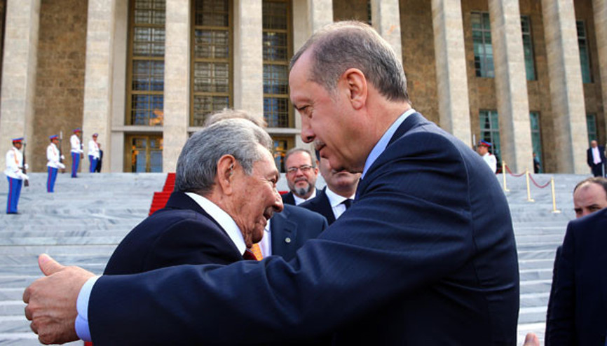 Kübalı yazardan Cumhurbaşkanı Erdoğan’a saray eleştirisi
