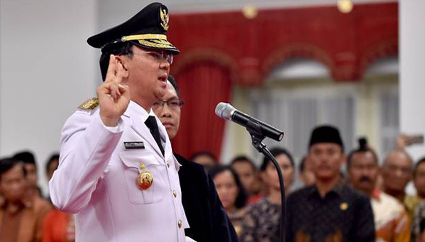 Endonezyada ilklerin valisi yemin etti