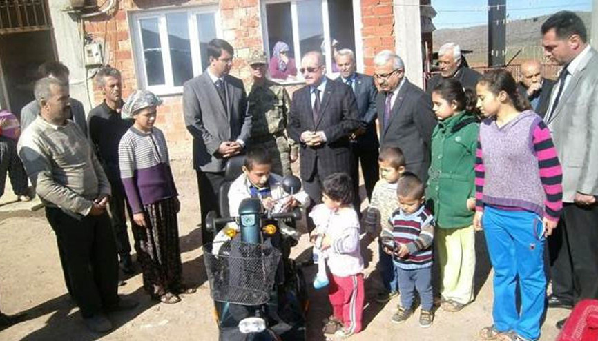 Bakan Avcı’dan engelli çocuğa akülü araba