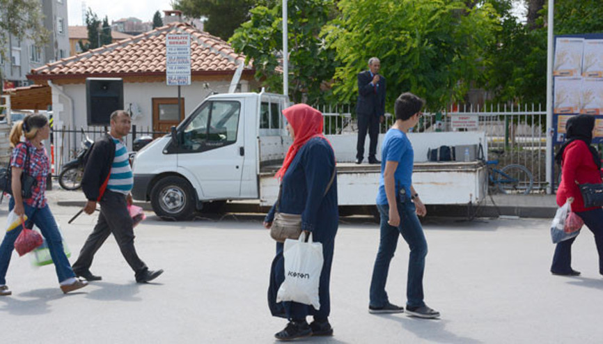 Bağımsız miletvekili adayı, boş alanda miting yaptı Bağımsız miletvekili adayı, boş alanda miting yaptı