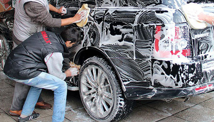 İsveçte arabasını sokakta yıkayana bin euro ceza