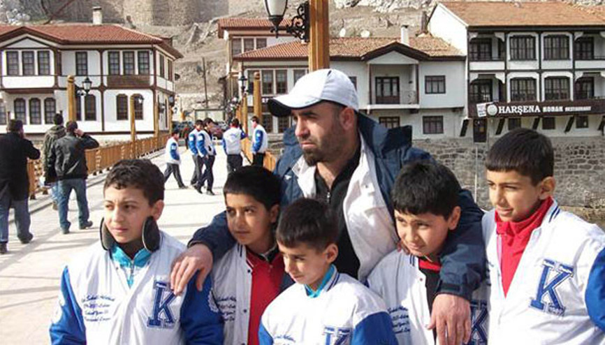 Görülmemiş ceza Çocukları kuma gömüp köpekle işkence yaptı