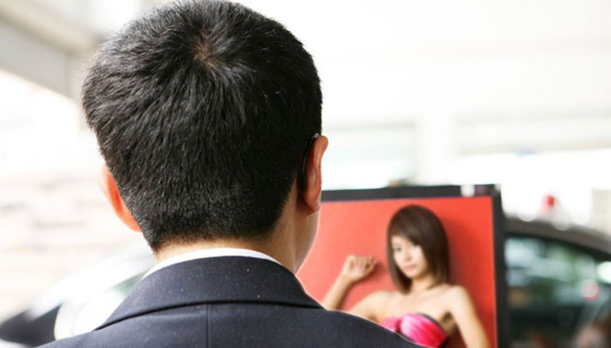 Porno seyreden erkekler daha fazla cinsel arzu duyuyor