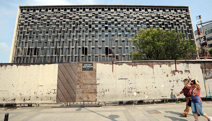 AKMnin ön kapısını polis boşalttı