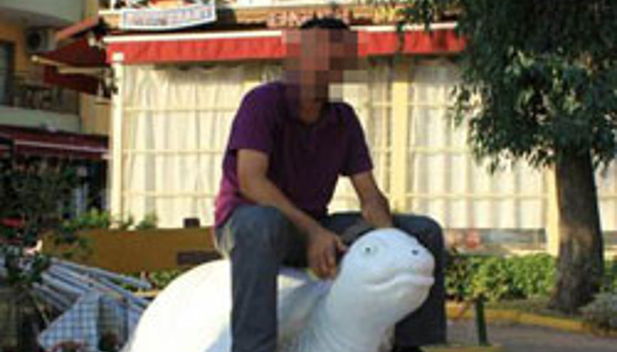 Aldatan eşin penisine kızgın yağ Aldatan eşin penisine kızgın yağ