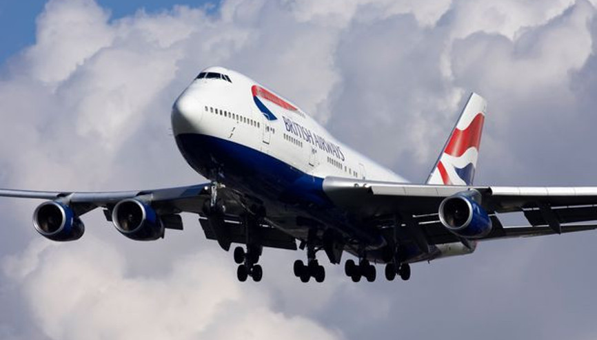 Uçağın iniş takımlarına saklanan adam, iş merkezinin çatısına düştü