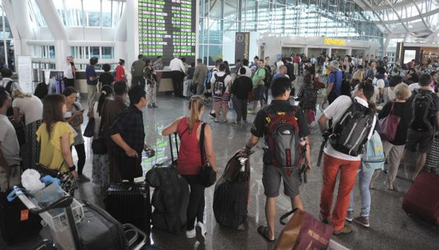 Endonezyada yanardağın faaliyete geçmesiyle hava ulaşımı aksadı