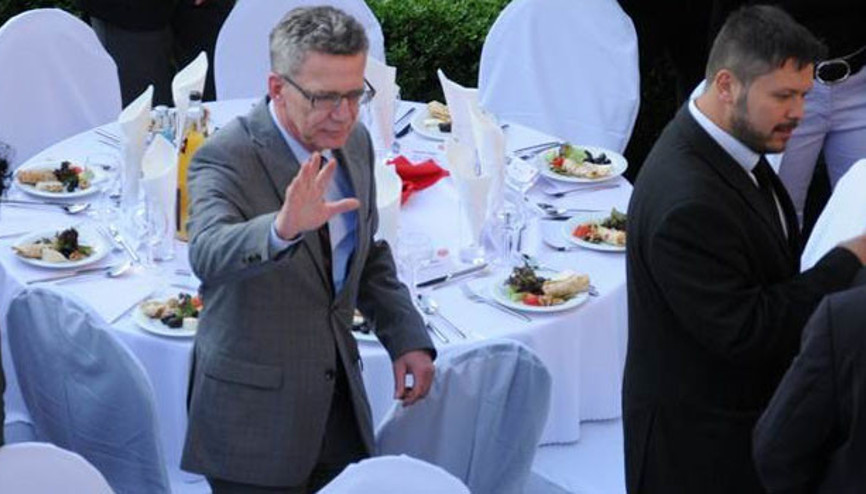 Maiziere Berlinde iftara katıldı