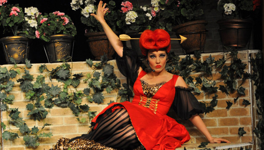 Deniz Uğur yıllar sonra tiyatro sahnesinde