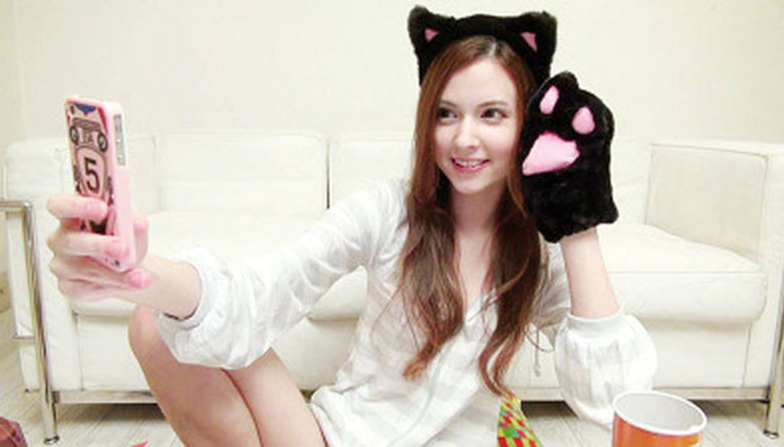 Porno yıldızı 5 milyon dolara ‘sağ kol’ oldu