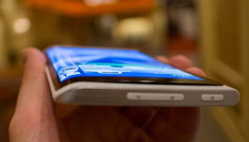 Samsung Galaxy Note Edgein eli kulağında