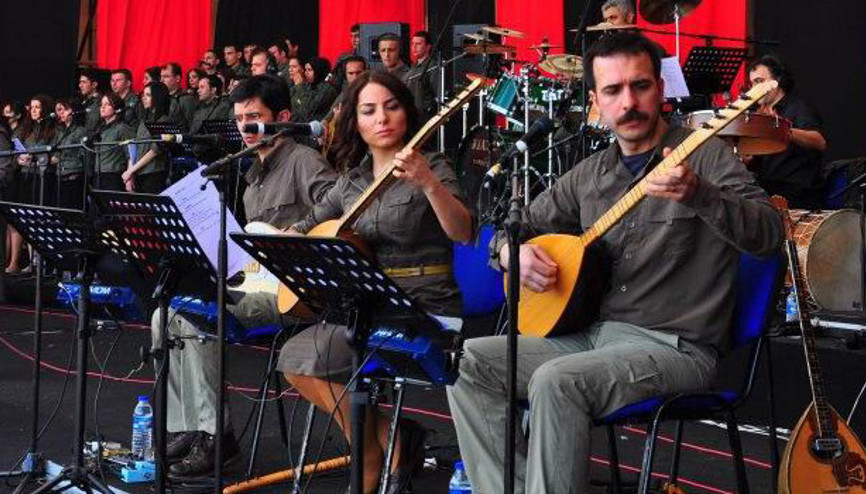 Joan Baezden Grup Yoruma destek