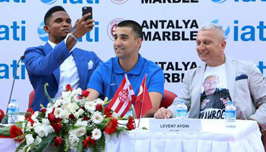 O tişört fahri konsolosu görevinden etti