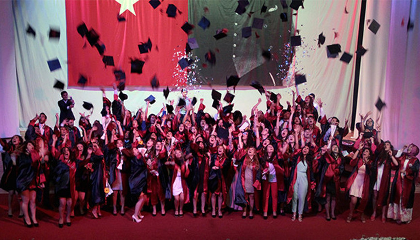 Hemşirelerin mezuniyet sevinci