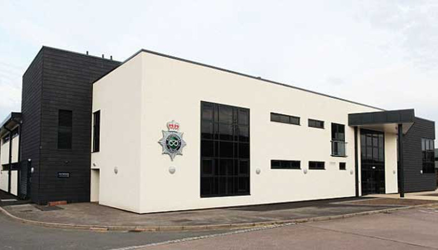 İngilterede bir polisin, görev yaptığı karakolda kadınlarla cinsel ilişkiye girdiği öne sürüldü