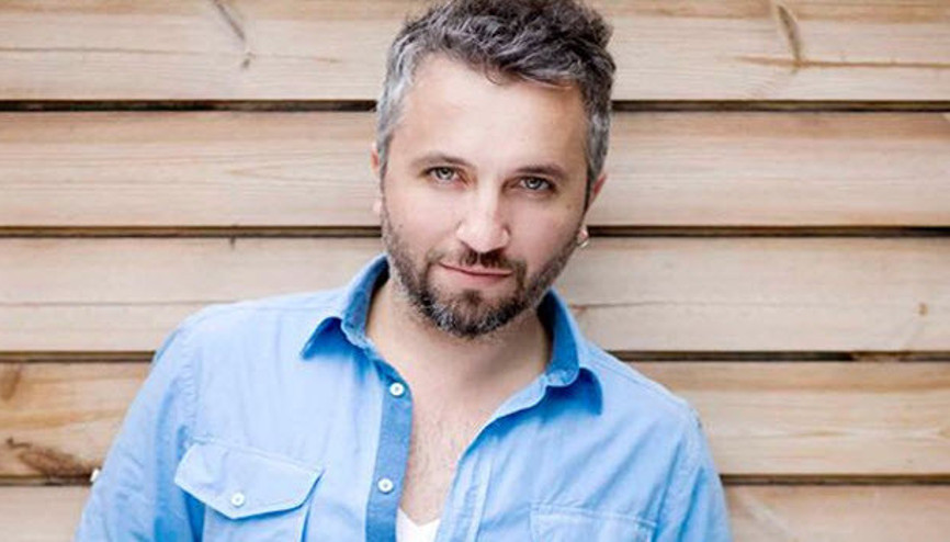 Onur Baştürk Deezer koltuğuna oturuyor