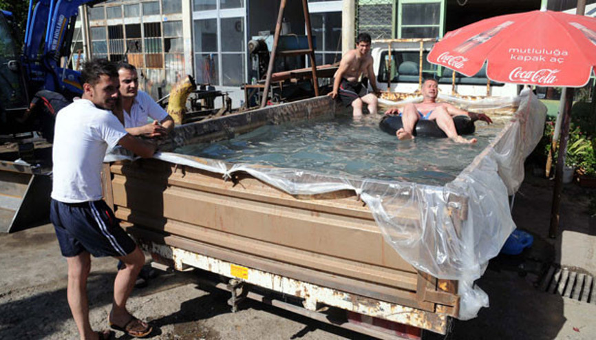 Kamyonetin kasasını havuza çevirdi