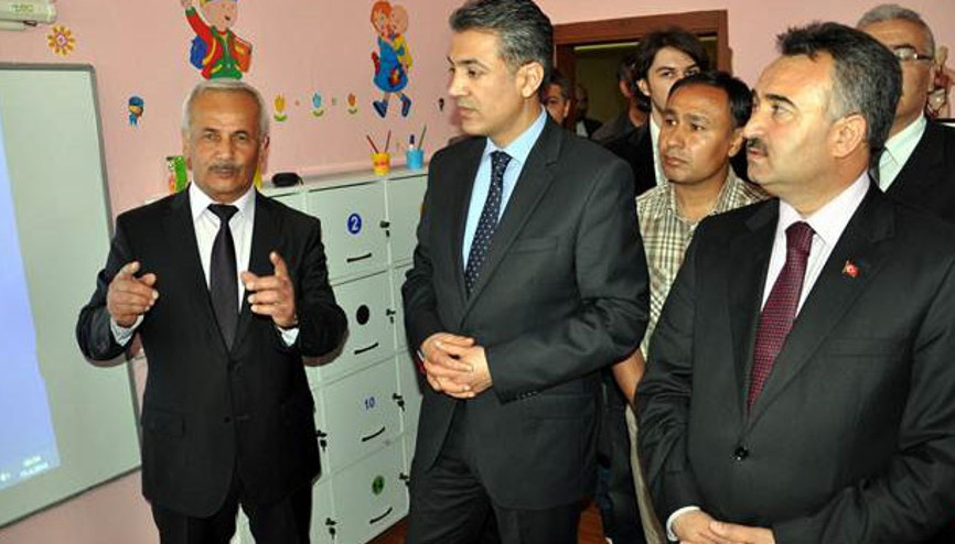 Kazada ölen çocuğunun anısına sınıf yaptırdı