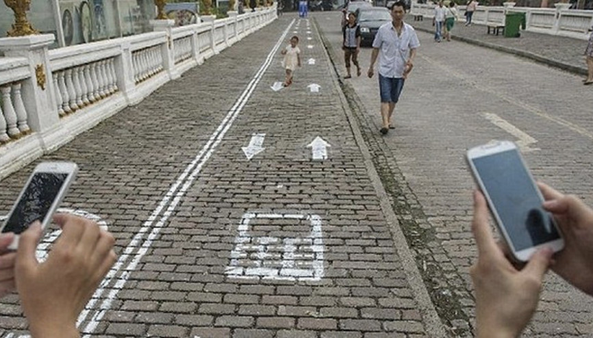 Mesaj yazarak ya da telefonla konuşarak yürüyenler için özel yol yaptılar