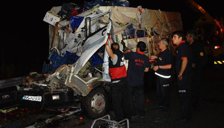 Niğde’de kamyon, TIR’a çarptı: 1 ölü