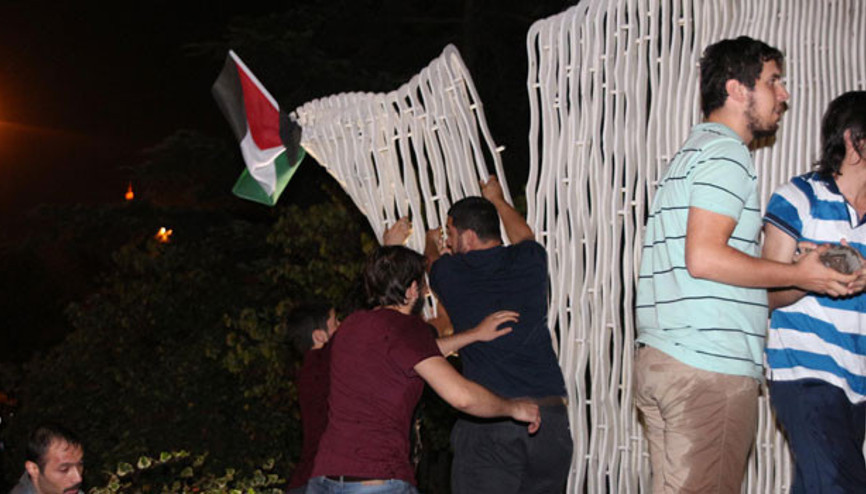 İsrail protestosunda Akdeniz heykelini tahrip ettiler