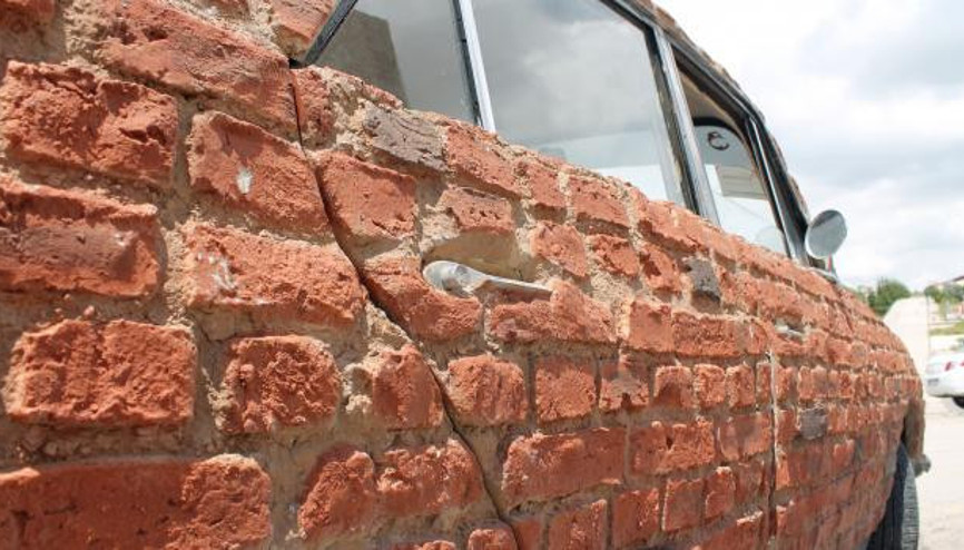 Tuğla görünümlü otomobile bakan bir daha bakıyor