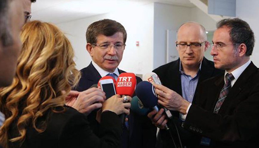 Davutoğlundan YouTube-Twitter ayrımı Davutoğlundan YouTube-Twitter ayrımı