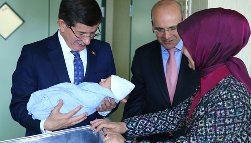 Başbakan Davutoğlu, oğlu olan Bakan Şimşeki ziyaret etti
