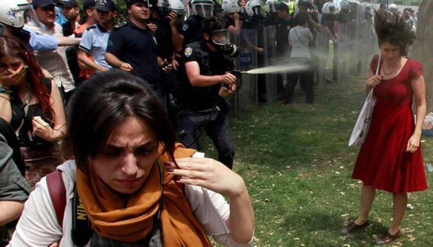 Kırmızılı Kadına biber gazı sıkan polise hapis istemi