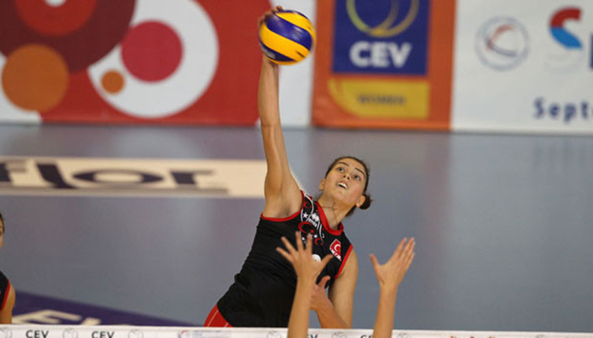 Şampiyon transfere devam ediyor